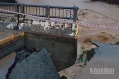 Mố cầu Phú Mậu trên tỉnh lộ 14B đã bị sập hoàn toàn vào lúc 5 giờ 30 phút ngày 3/11.