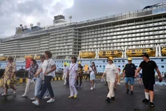 Du khách tàu Ovation of the Seas xuống cảng Chân Mây bắt đầu chương trình thăm Huế (Ảnh: Sở Du lịch Huế cung cấp)