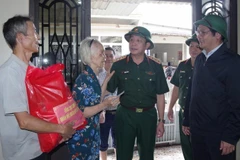 Thượng tướng Trương Thiên Tô, Phó Chủ nhiệm Tổng cục Chính trị thăm, động viên và tặng quà người dân bị ảnh hưởng mưa lũ tại thành phố Huế.