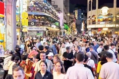 Khu phố đi bộ Bùi Viện tại Thành phố Hồ Chí Minh nhộn nhịp du khách mỗi đêm. (Ảnh TÙNG ANH)