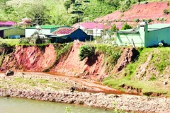 Sạt lở suối Đăk Ter tạo thành những vực sâu lấn vào khu dân cư.