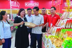 Đoàn công tác của Sở Công thương thành phố Cần Thơ kiểm tra tình hình chuẩn bị hàng hóa phục vụ Tết Nguyên đán Bính Ngọ 2026 tại các hệ thống bán lẻ lớn trên địa bàn thành phố. (Ảnh LIÊM THANH)