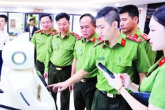 Cán bộ, chiến sĩ Công an Hà Nội tham quan mô hình Trợ lý ảo Chatbot AI và Tổng đài viên AI.