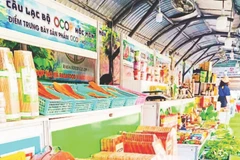 Xã Hóc Môn đã thành lập Câu lạc bộ OCOP và bố trí mặt bằng để giúp các chủ thể tham gia chương trình OCOP trưng bày, giới thiệu sản phẩm tới người tiêu dùng.