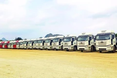 Ô-tô nhập khẩu qua Cửa khẩu quốc tế Tà Lùng, xã Phục Hòa.