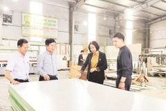 Lãnh đạo phường Đồng Sơn thăm, kiểm tra một cơ sở sản xuất trên địa bàn.