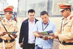 Đội cảnh sát giao thông đường bộ số 6 (Phòng cảnh sát giao thông, Công an thành phố Hà Nội) tuyên truyền về an toàn giao thông cho lái xe tại bến xe Mỹ Đình.