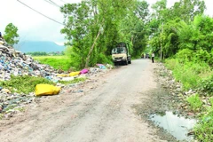 Bãi rác An Tức, xã Ô Lâm gần lộ giao thông.