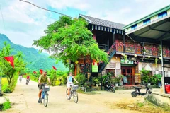 Du khách Tây rất thích thú với du lịch trải nghiệm tại bản Lác.