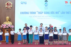 Lãnh đạo tỉnh Quảng Ngãi và đại diện Quỹ Học bổng Thắp sáng ước mơ trao học bổng cho các học sinh có hoàn cảnh khó khăn, vượt khó học giỏi ở Quảng Ngãi.