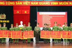 Thượng tướng Lê Văn Tuyến, Thứ trưởng Công an trao Cờ thi đua của Bộ Công an tặng cho các tập thể thuộc Công an tỉnh Quảng Ngãi có thành tích xuất sắc trong phong trào thi đua “Vì an ninh Tổ quốc” năm 2025.