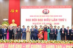 Đồng chí Bùi Thị Quỳnh Vân, Ủy viên Trung ương Đảng, Bí thư Tỉnh ủy Quảng Ngãi tặng hoa chúc mừng Ban Chấp hành Đảng bộ các cơ quan Đảng tỉnh Quảng Ngãi, nhiệm kỳ 2025-2030.