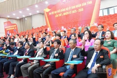 Đại biểu dự Đại hội Đảng bộ Ủy ban nhân dân tỉnh Quảng Ngãi lần thứ nhất, nhiệm kỳ 2025-2030 biểu quyết thông qua Nghị quyết Đại hội. 