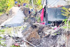 Đoạn đường bị sạt lở xuống kênh đã ảnh hưởng nghiêm trọng đến đời sống của nhân dân.