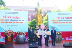 Tại Lễ khai giảng, lãnh đạo thành phố đã khen thưởng các em học sinh đạt thành tích cao tại các kỳ thi quốc tế.