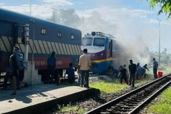 Tàu SE4 gián đoạn hành trình do sự cố ở đầu máy.