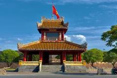 Lộ trình bộ hành “Cùng Việt Nam tiến bước” được thành phố Huế chọn không chỉ thuận tiện mà còn đưa người tham gia đi qua những con đường gắn liền với ký ức và diện mạo của bờ bắc sông Hương – nơi từng là trung tâm của kinh đô.