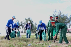 Các lực lượng đã tham gia “Hue Plogging 2025 - Thử thách làm cho Huế sạch hơn”.