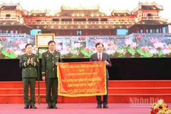 Bí thư Thành ủy Huế tặng bức trướng có dòng chữ “Phát huy truyền thống, viết tiếp chiến công, hoàn thành xuất sắc nhiệm vụ” cho lực lượng vũ trang thành phố Huế.