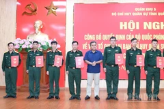 Đồng chí Hồ Văn Niên, Ủy viên Trung ương Đảng, Bí thư Tỉnh ủy, Bí thư Đảng ủy Quân sự tỉnh Quảng Ngãi, trao quyết định cho đội ngũ sĩ quan chính quy giữ chức Chỉ huy trưởng Ban Chỉ huy Quân sự cấp xã.
