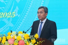 Đồng chí Hồ Văn Niên, Ủy viên Trung ương Đảng, Bí thư Tỉnh ủy Quảng Ngãi phát biểu tại kỳ họp.