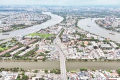 Bán đảo Thanh Đa nhìn từ trên cao và con đường độc đạo kết nối khu vực lân cận. (Ảnh THẾ ANH)
