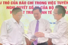 Đồng chí Huỳnh Thành Đạt (giữa) trao đổi cùng nhà báo Tô Đình Tuân, Tổng Biên tập Báo Người Lao động và đồng chí Nguyễn Anh Đức, Tổng Giám đốc Saigon Co.op, về Nghị quyết số 68 và cách lan tỏa nghị quyết.