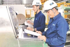 Bà Rịa-Vũng Tàu thu hút các dự án công nghệ cao, thân thiện với môi trường. Trong ảnh: Kỹ sư làm việc tại Nhà máy KOA, Khu công nghiệp chuyên sâu Phú Mỹ 3.