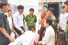 Đại tá Lê Văn Vỹ (áo trắng, bên trái), Chỉ huy trưởng Bộ Chỉ huy Bộ đội Biên phòng tỉnh Tây Ninh, truy xét nóng một nghi phạm buôn bán, vận chuyển ma túy.