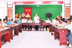 Đại diện Phòng giao dịch Ngân hàng Chính sách xã hội Châu Thành A họp giao ban với các tổ chức chính trị-xã hội, các tổ trưởng tổ tiết kiệm và vay vốn xã Tân Hòa.