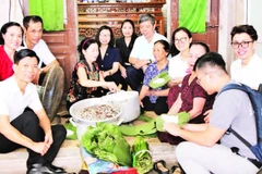 Bà Đỗ Thị Sâm (áo nâu) cùng các thành viên Câu lạc bộ LTHTGN thôn Đoài Khê, Hội Phụ nữ và các tình nguyện viên xã Đan Phượng.