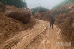 Với tinh thần làm việc xuyên đêm không ngơi nghỉ, đến rạng sáng 31/10, điểm sạt lở nghiêm trọng tại Km15+900 và nhiều điểm sạt lở khác trên tuyến ĐT.623 đã khắc phục xong, bảo đảm giao thông vào đến trung tâm xã Sơn Tây (Quảng Ngãi).