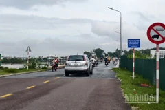 Nước lũ trên sông Trà Khúc giảm dần, ngành chức năng tỉnh Quảng Ngãi cho phép người và phương tiện lưu thông bình thường qua cầu Trà Khúc 1 từ 7 giờ 30 sáng 30/10.