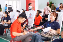 Chương trình Hành trình Đỏ năm 2026 tại Quảng Ngãi thu hút đông đảo người dân đăng ký, tham gia hiến máu.