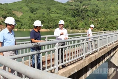 Phó Chủ tịch Ủy ban nhân dân tỉnh Quảng Ngãi Trần Phước Hiền kiểm tra công tác chuẩn bị ứng phó thiên tai tại hồ thủy điện Đakđrinh.