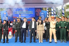 Đồng chí Nguyễn Hoàng Giang, Ủy viên Trung ương Đảng, Phó Bí thư Tỉnh ủy, Chủ tịch Ủy ban nhân dân tỉnh Quảng Ngãi cùng lãnh đạo Sở Xây dựng và Phòng Cảnh sát giao thông Công an tỉnh Quảng Ngãi bắn súng phát lệnh ra quân hưởng ứng Năm an toàn giao thông 2026.