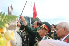 Dâng hương tri ân các Anh hùng liệt sĩ tại Nghĩa trang Liệt sĩ xã Vạn Tường.