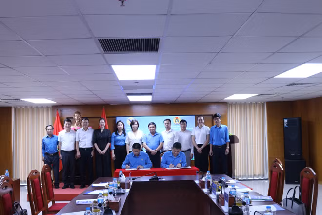 Lễ ký Thỏa thuận bổ sung giữa Công đoàn Khoa học và Công nghệ Việt Nam và Medlatec. (Ảnh: ĐỨC HƯNG)