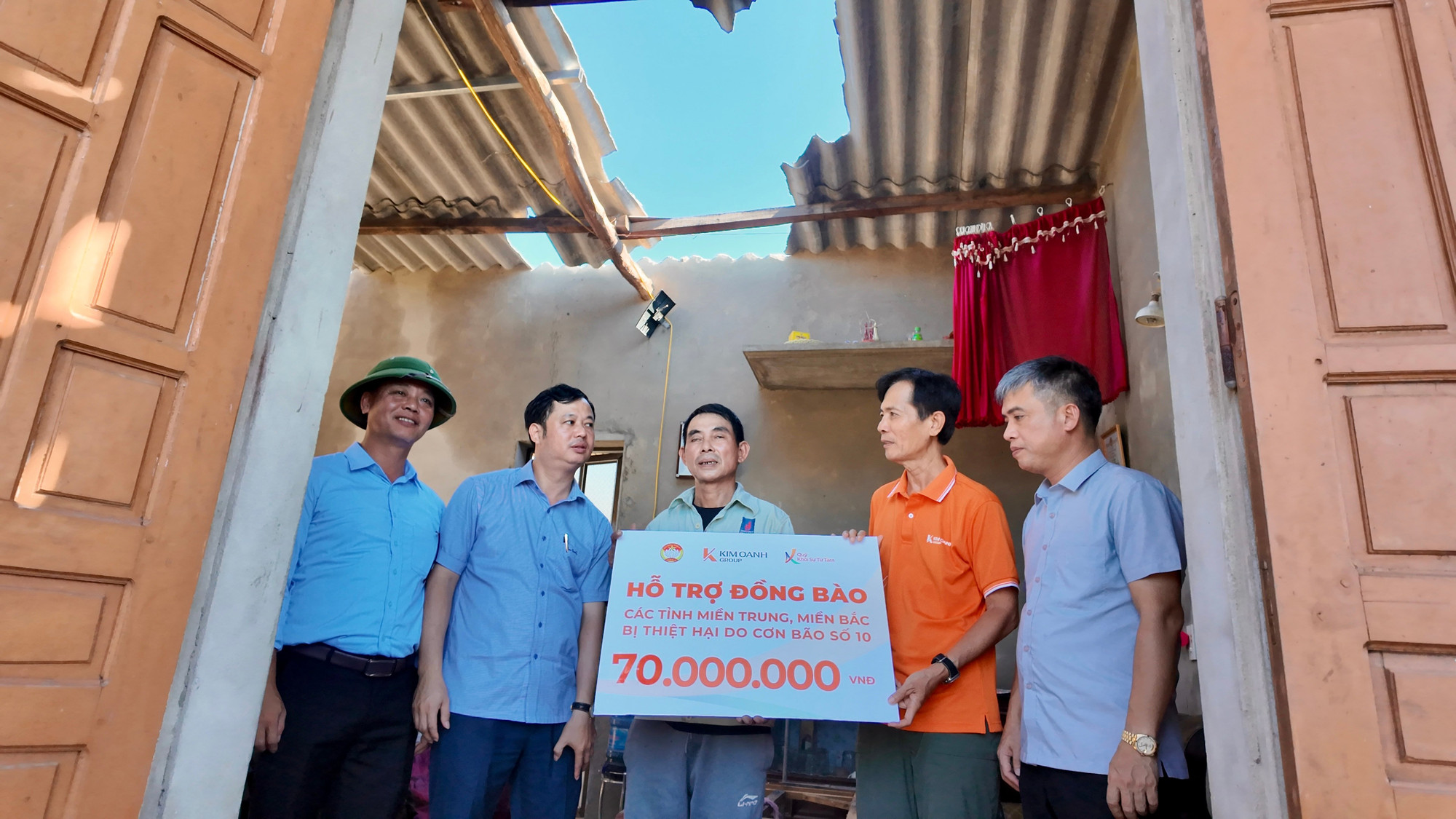 Trao quà hỗ trợ một gia đình bị tốc mái nhà ở tỉnh Hà Tĩnh. 09.jpg