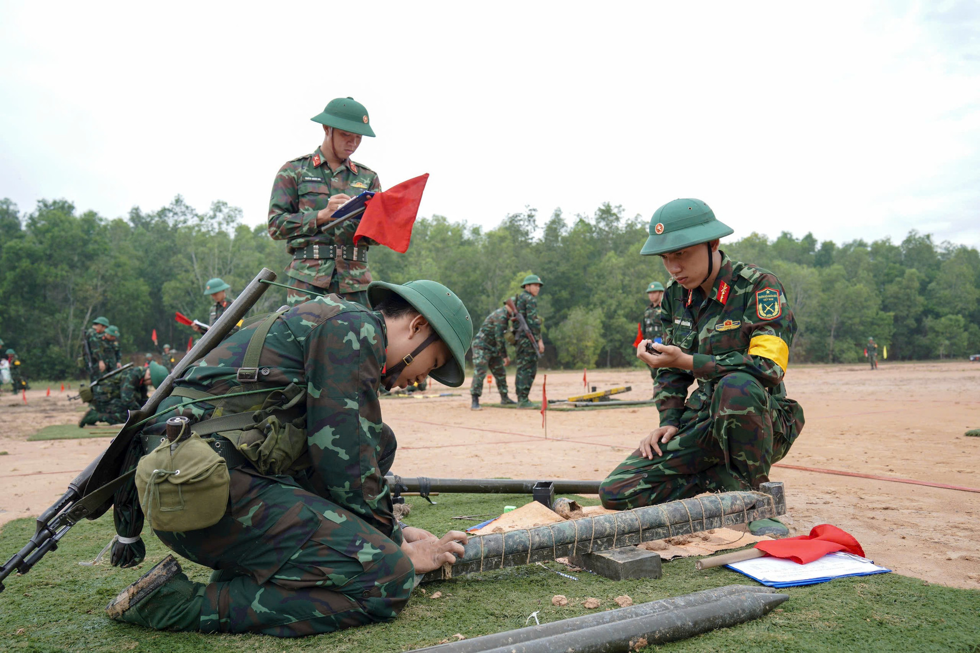 Chiến sĩ tập trung từng thao tác huấn luyện. 43b2ab7ff8014c5f1510.jpg