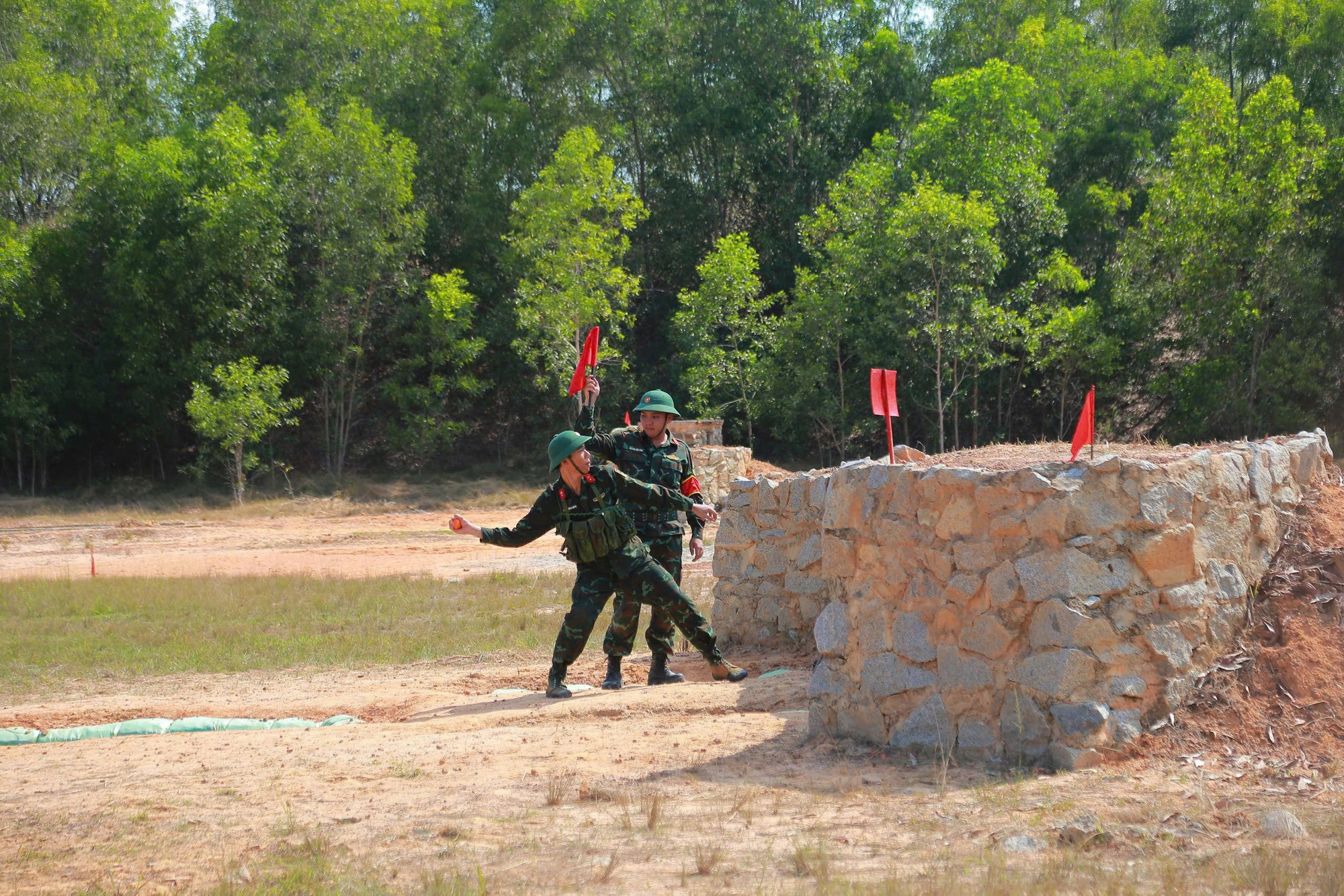 Chiến sĩ thực hiện nội dung kiểm tra ném lựu đạn xa, trúng đích. a322f1eea29016ce4f81.jpg