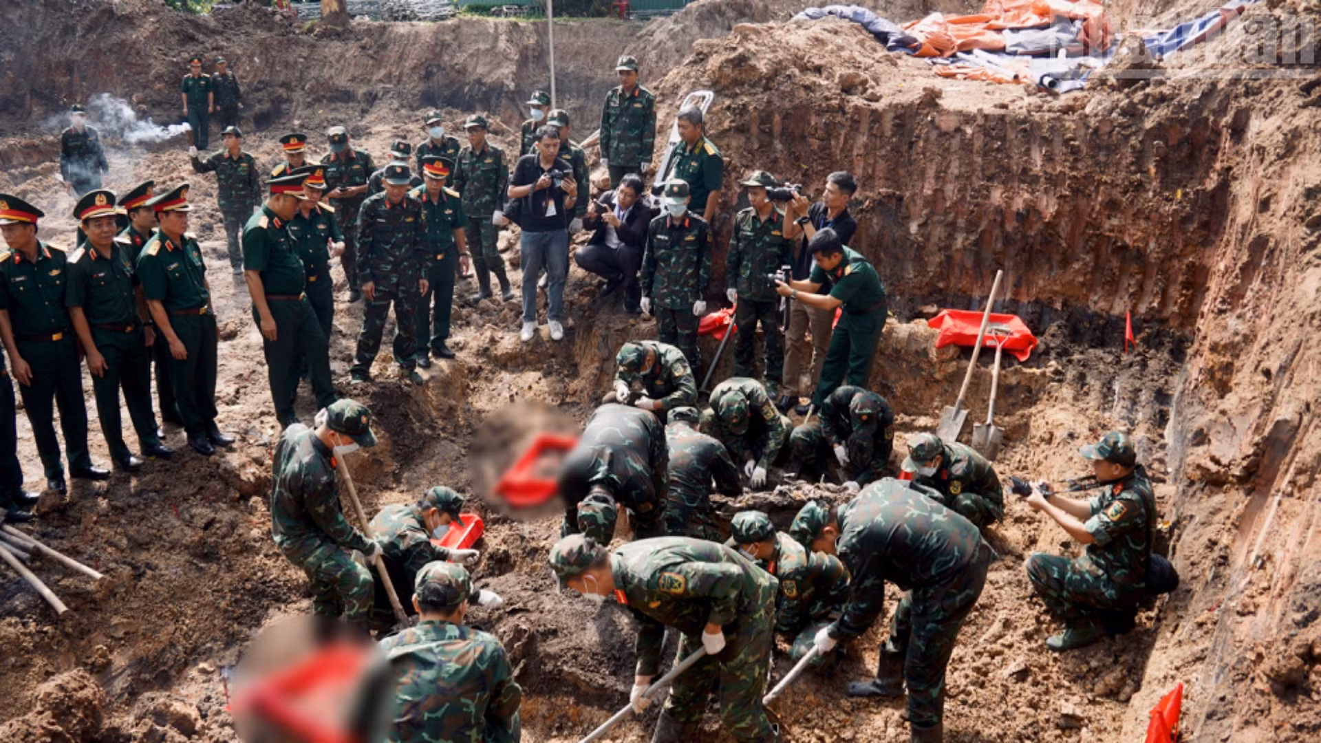 Đoàn đại biểu Quân khu 7 tại hiện trường khu vực tìm kiếm ở Khu B, Công viên Lê Thị Riêng. (Ảnh: LÊ THÀNH)