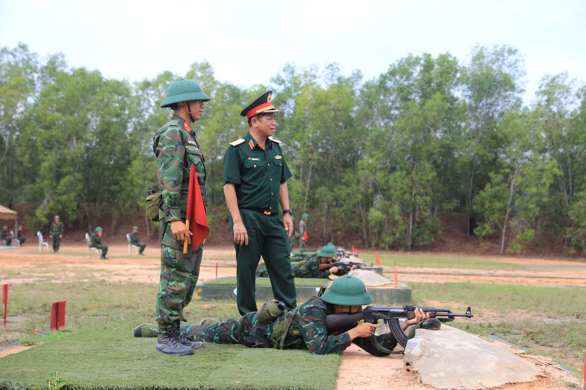 Thiếu tướng Phạm Văn Rậm, Phó Tư lệnh Bộ Tư lệnh Thành phố Hồ Chí Minh kiểm tra công tác tổ chức huấn luyện. 3f9ce550b62e02705b3f.jpg