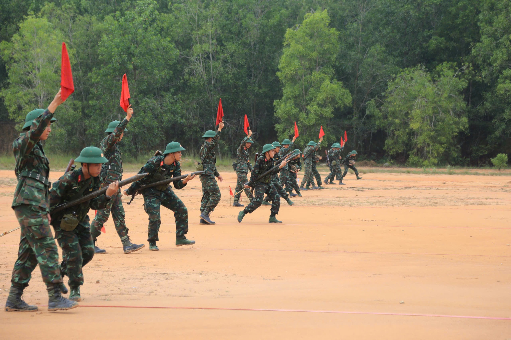 Chiến sĩ Trung đoàn Gia Định thực hiện bài kiểm tra ba tiếng nổ. 3fc04c0d1f73ab2df262.jpg