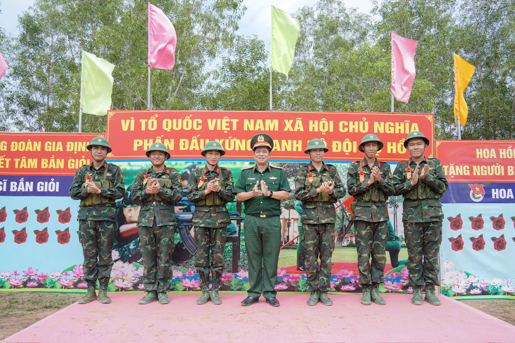 Thiếu tướng Phạm Văn Rậm, trao hoa bắn giỏi cho chiến sĩ đạt thành tích tốt. 186cfda3aedd1a8343cc.jpg
