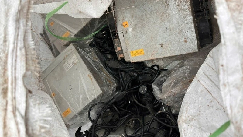 Máy "đào" tiền điện tử trong lô hàng lậu bị Công an Quảng Trị thu giữ.