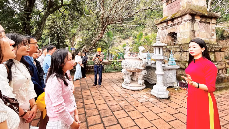 Du khách nghe thuyết minh tại tháp Viên Thông, chùa Thanh Mai.