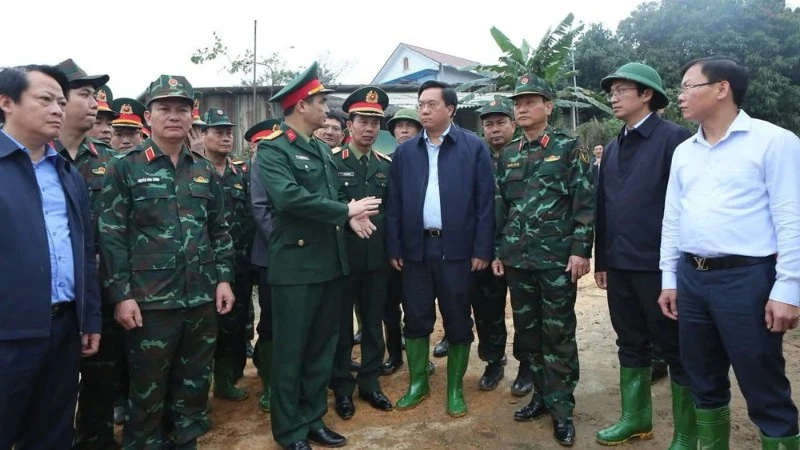 Chủ tịch Ủy ban nhân dân tỉnh Phú Thọ Trần Duy Đông (áo đen, đứng giữa) trao đổi với các đơn vị quân đội về phương án lắp cầu phao qua sông Lô.