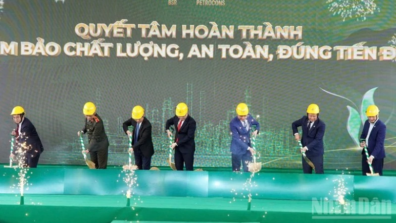 Nghi thức khởi công gói thầu thi công san lấp mặt bằng dự án nâng cấp, mở rộng Nhà máy lọc dầu Dung Quất.