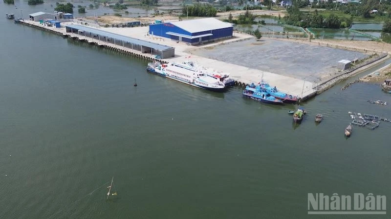 Cảng dịch vụ hậu cần nghề cá 19/5 tiếp nhận tàu thuyền ngư dân tỉnh Quảng Ngãi và vùng lân cận.